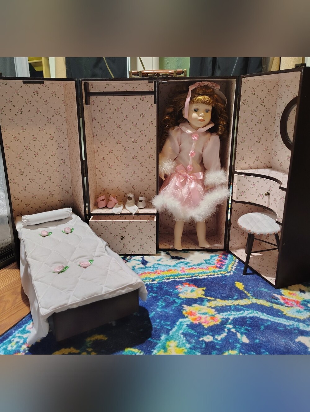 Cracker Barrel Victorian Porcelain Doll Wardrobe Trunk Murphy Bed Vanity ✨ EUC